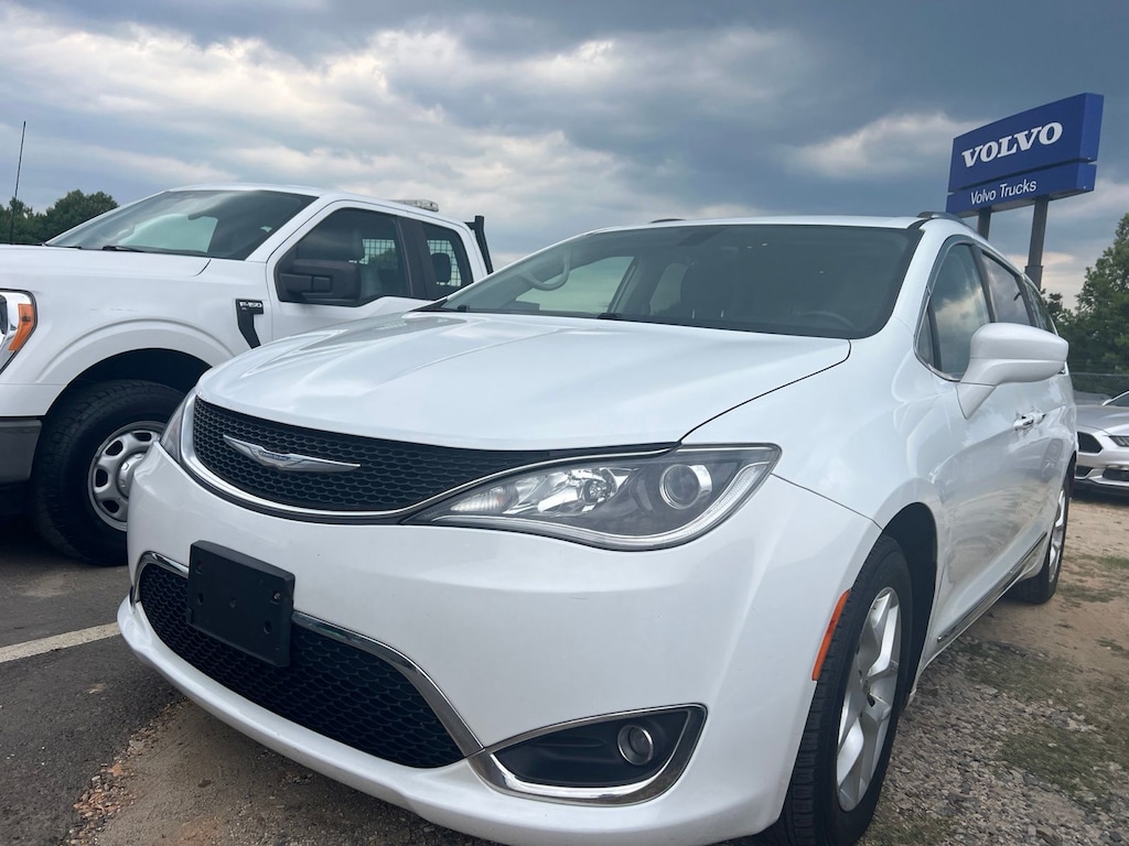 Used 2018 Chrysler Pacifica Touring L Plus Minivan/Van