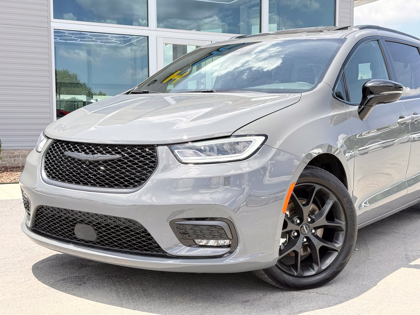 Used 2025 Chrysler Pacifica Limited Minivan/Van