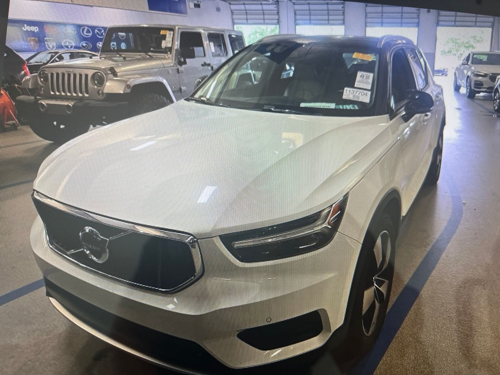 2020 Volvo XC40 T4 Momentum's photo