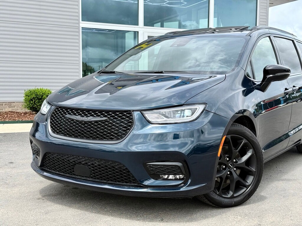 Used 2025 Chrysler Pacifica Limited Minivan/Van