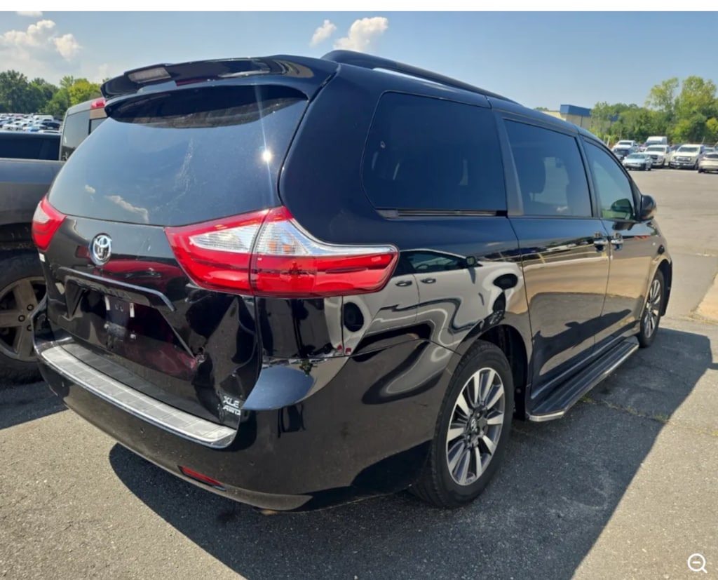 Used 2018 Toyota Sienna XLE Premium Minivan/Van