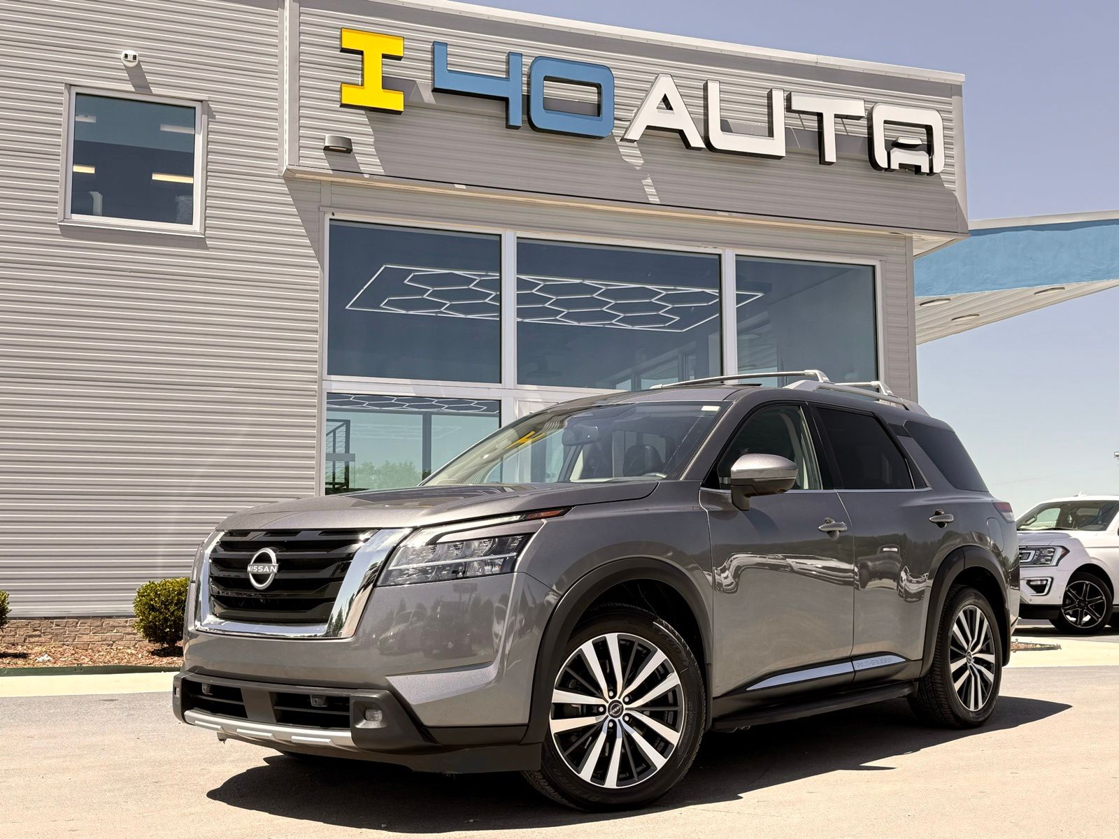 2022 Nissan Pathfinder Platinum 4WD's photo