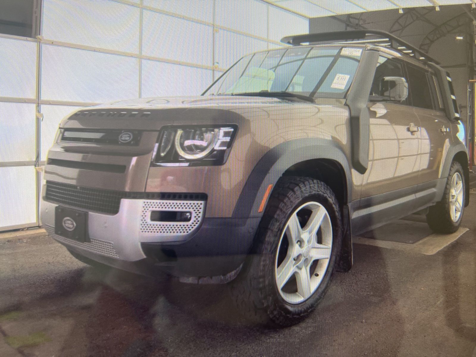 2020 Land Rover Defender SE's photo