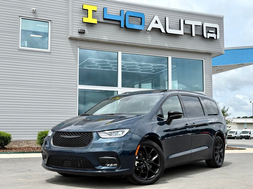 Used 2025 Chrysler Pacifica Limited Minivan/Van