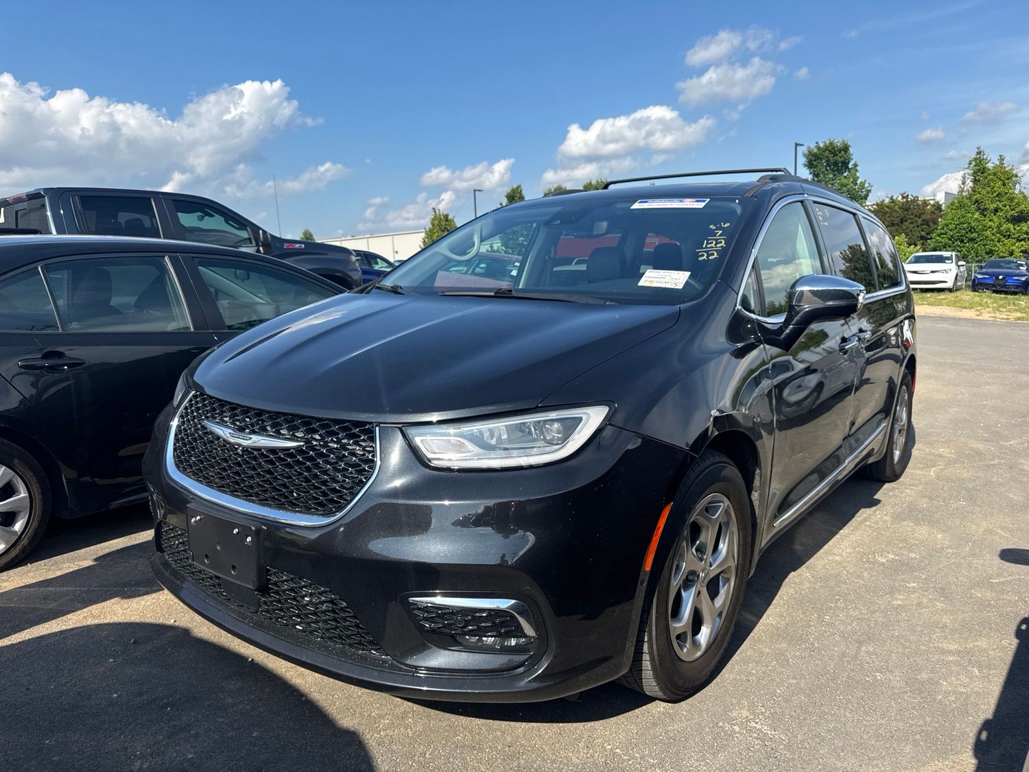 2022 Chrysler Pacifica Limited's photo