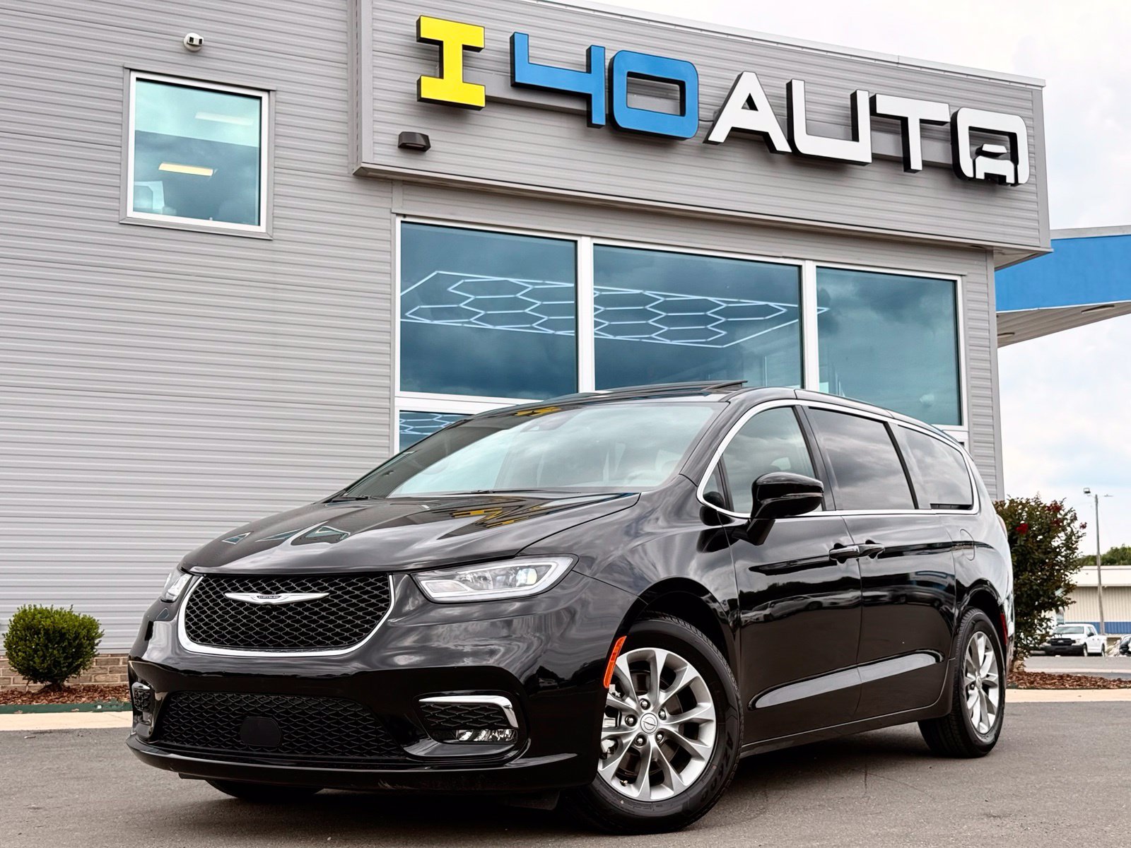 Used 2026 Chrysler Pacifica Limited Minivan/Van