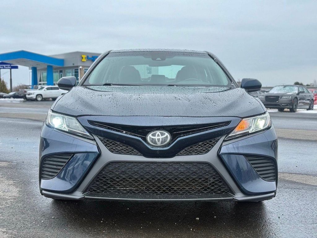 Used 2018 Toyota Camry SE Sedan