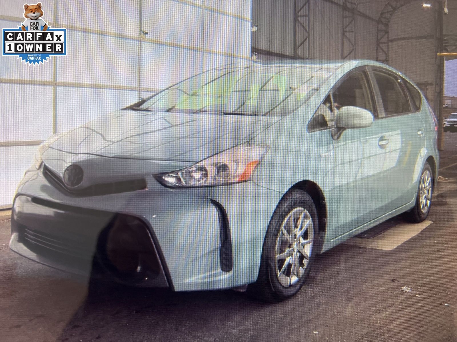 2015 Toyota Prius v Five's photo