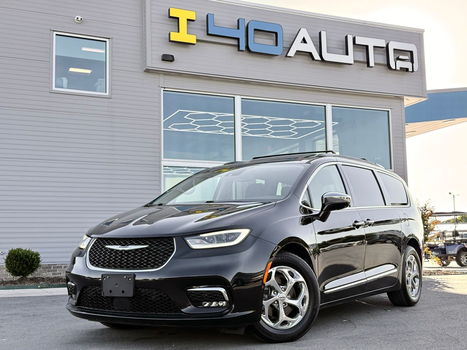 2022 Chrysler Pacifica Limited's photo