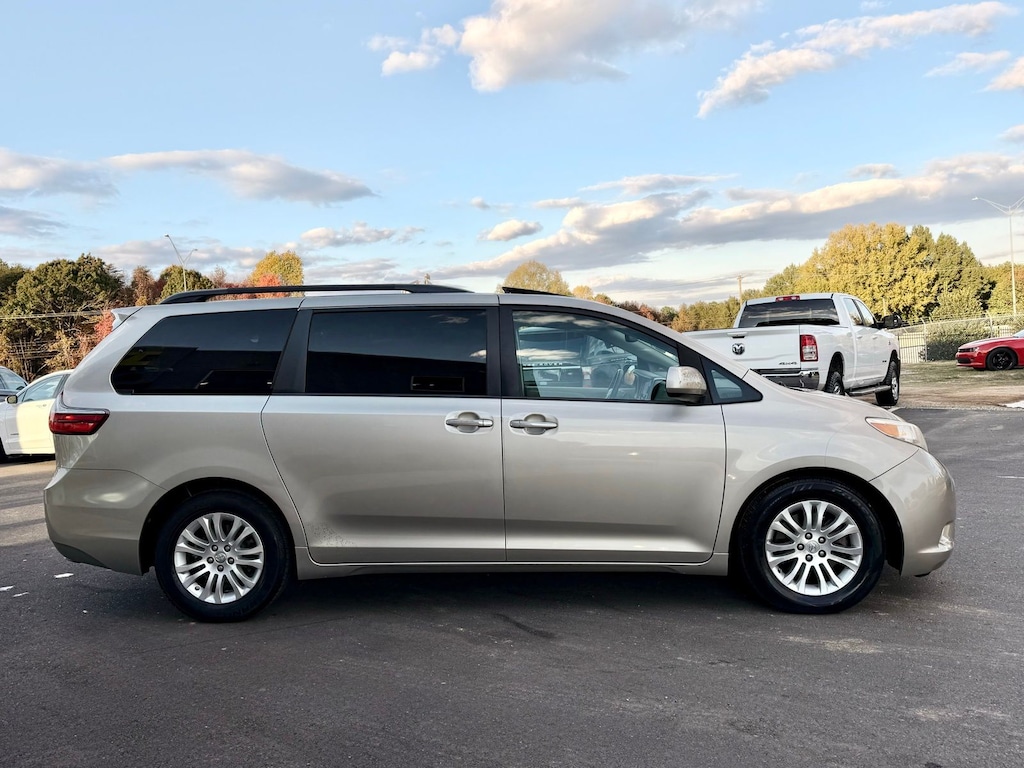 Used 2017 Toyota Sienna XLE Premium Minivan/Van