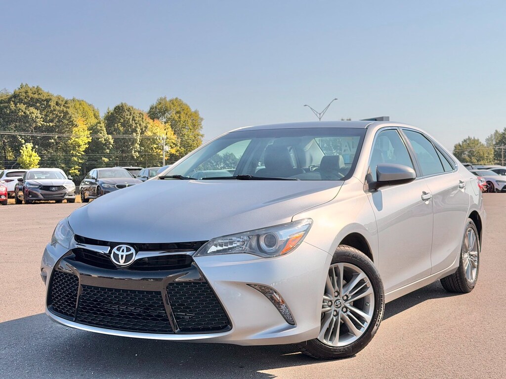 Used 2016 Toyota Camry SE Sedan