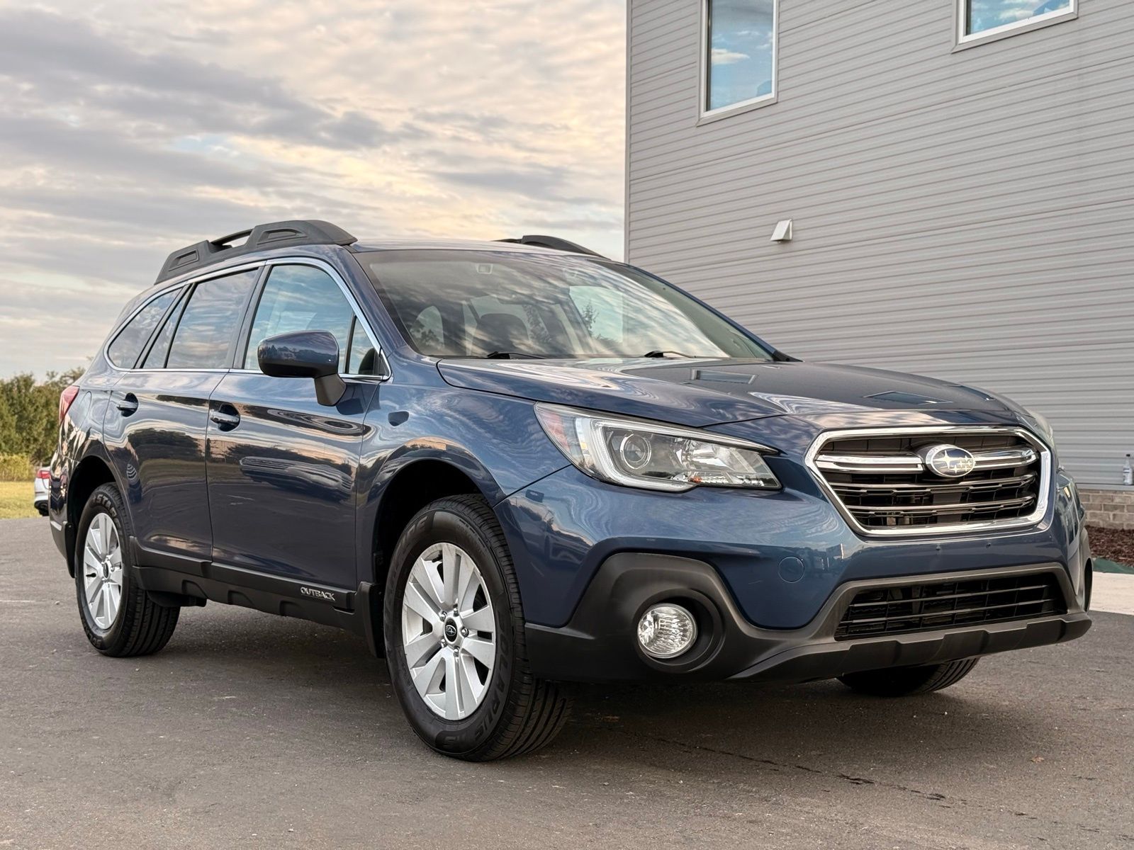 2019 Subaru Outback 2.5i Premium photo 2