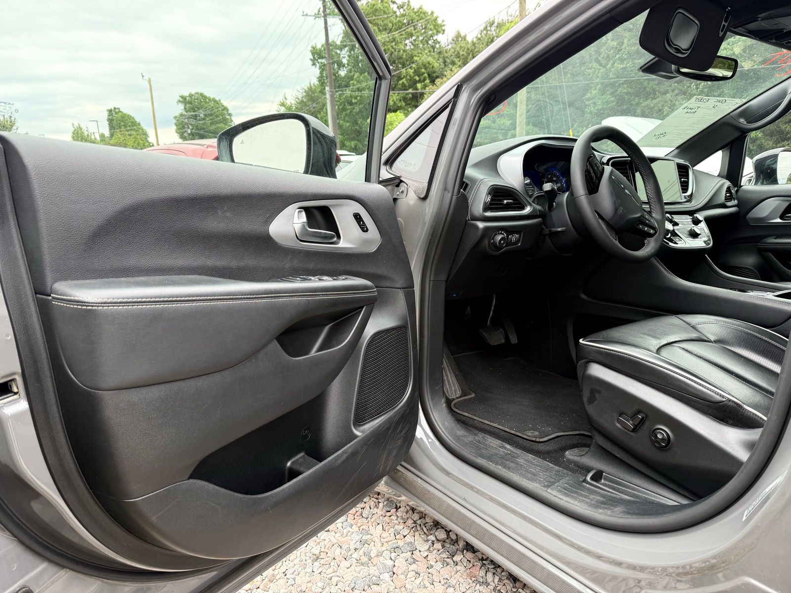 2025 Chrysler Pacifica Limited's photo