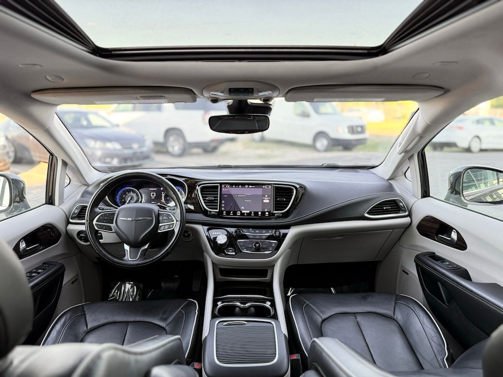 Used 2022 Chrysler Pacifica Limited Minivan/Van
