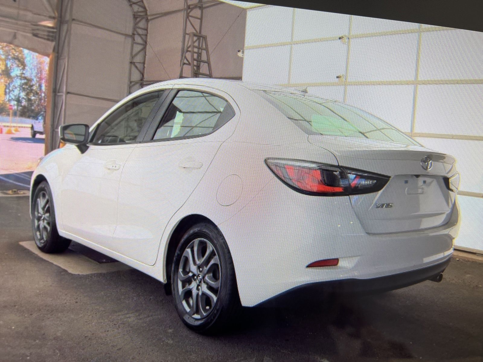 2020 Toyota Yaris LE photo 2