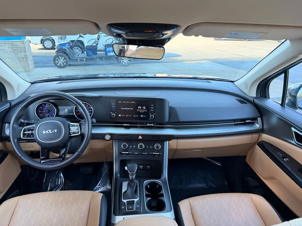 Used 2024 Kia Carnival LX Minivan/Van