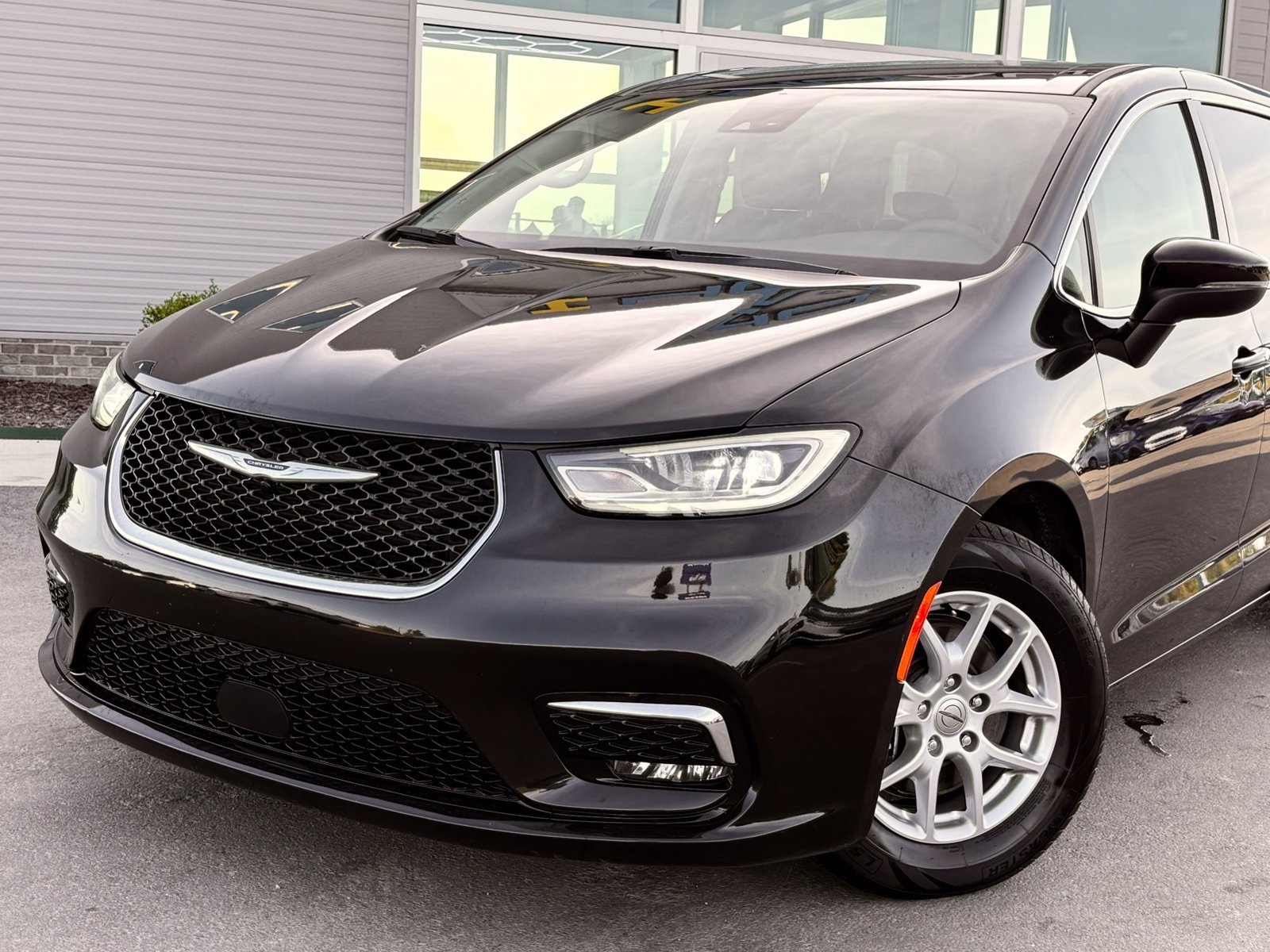 Used 2023 Chrysler Pacifica Touring L Minivan/Van