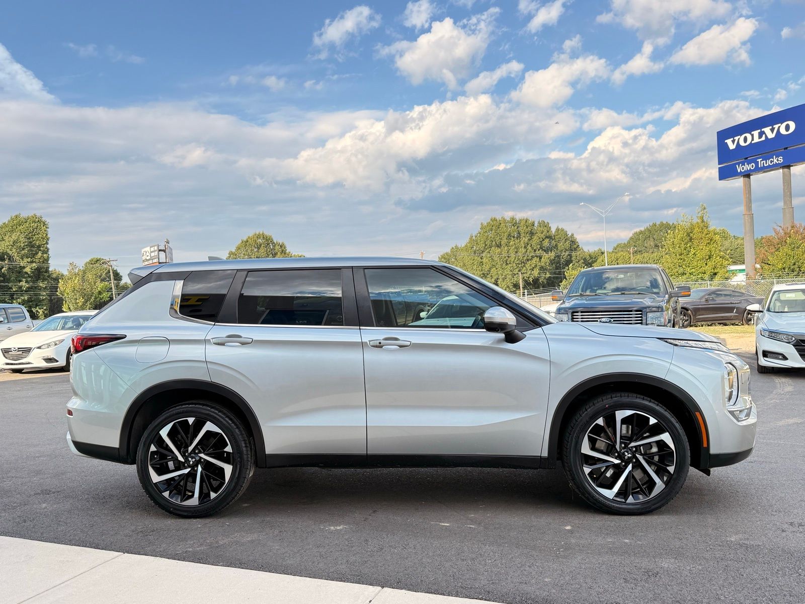 2022 Mitsubishi Outlander SE photo 3
