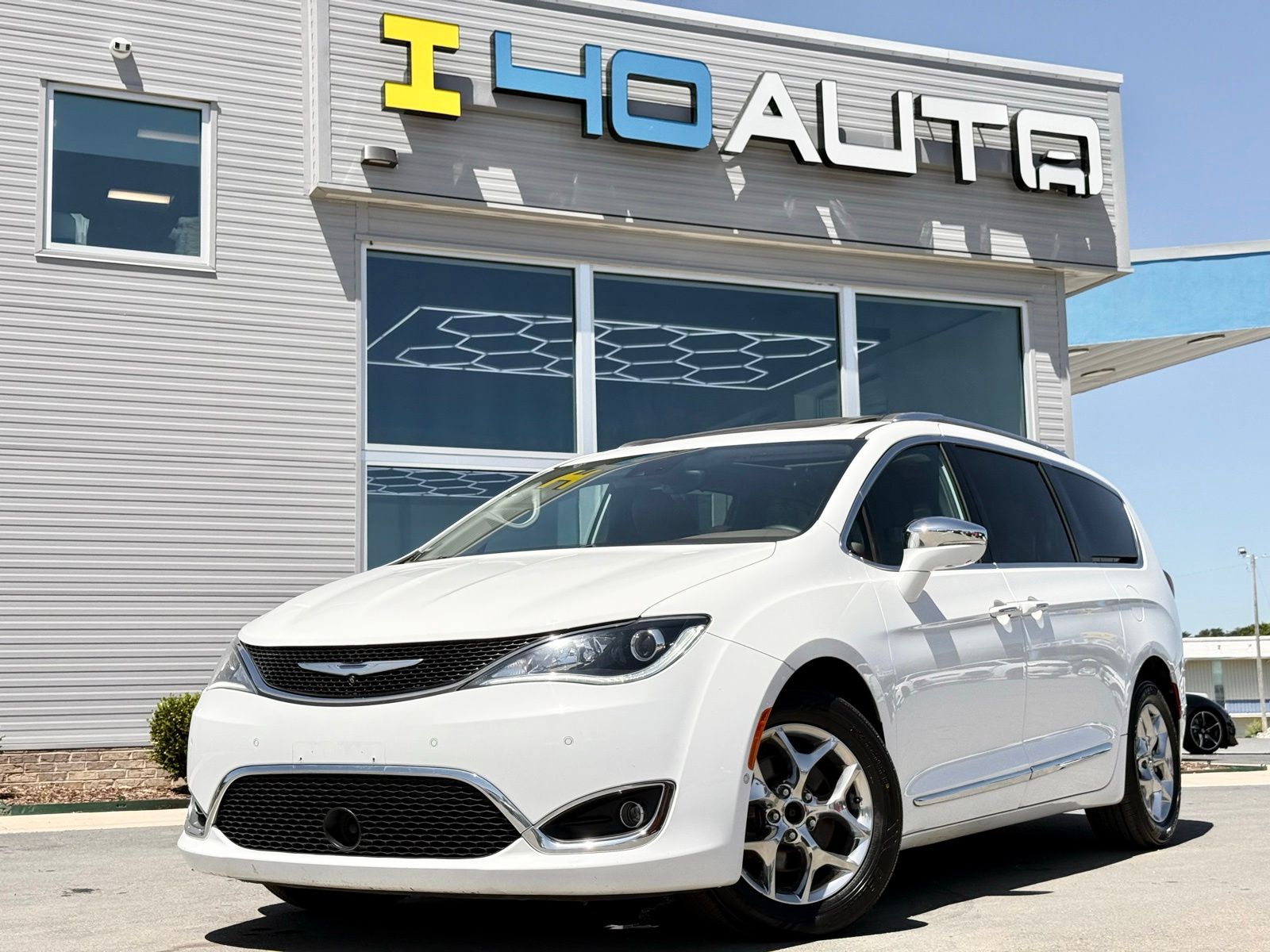 2017 Chrysler Pacifica Limited's photo
