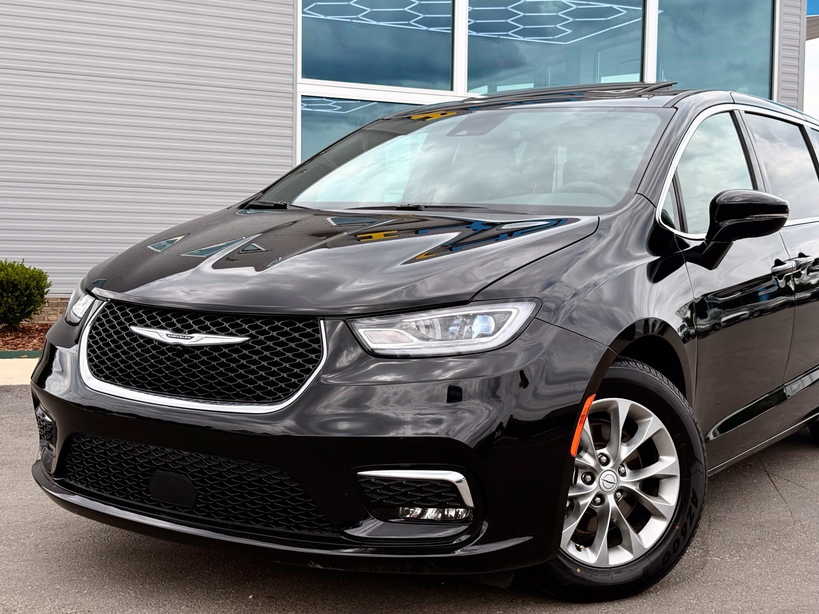Used 2026 Chrysler Pacifica Limited Minivan/Van
