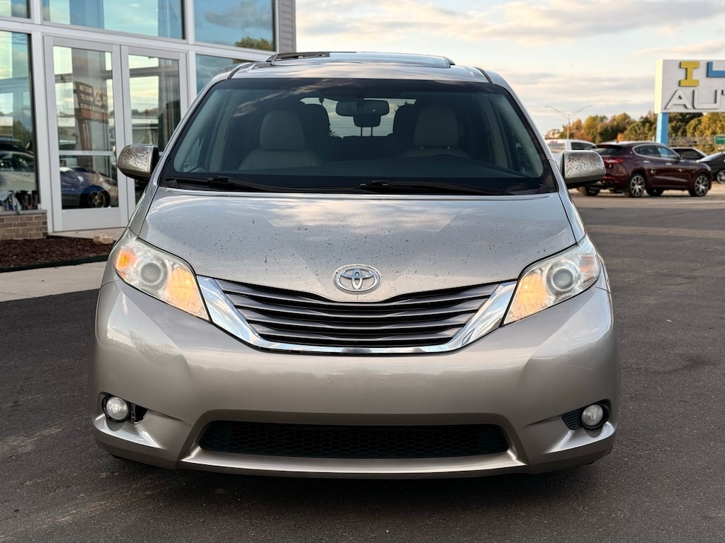 Used 2017 Toyota Sienna XLE Premium Minivan/Van
