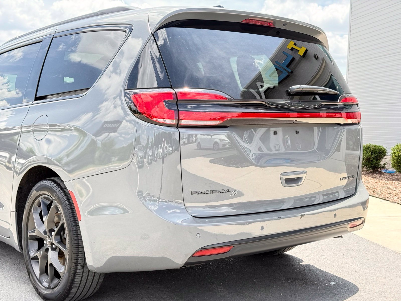 Used 2025 Chrysler Pacifica Limited Minivan/Van