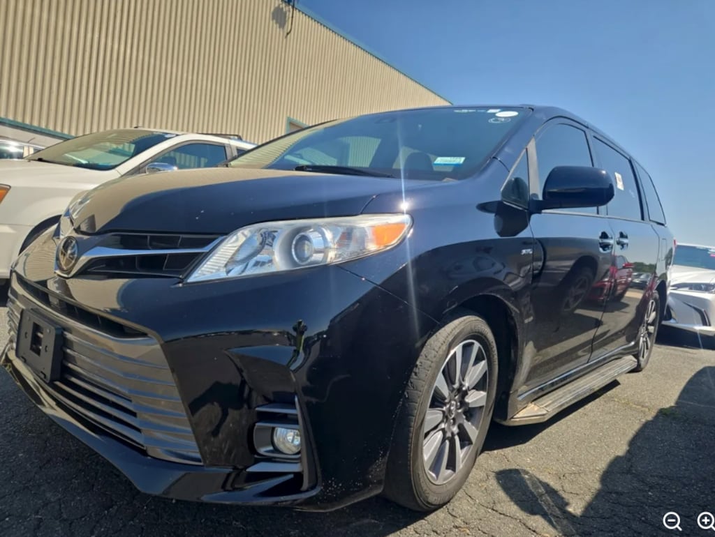 Used 2018 Toyota Sienna XLE Premium Minivan/Van