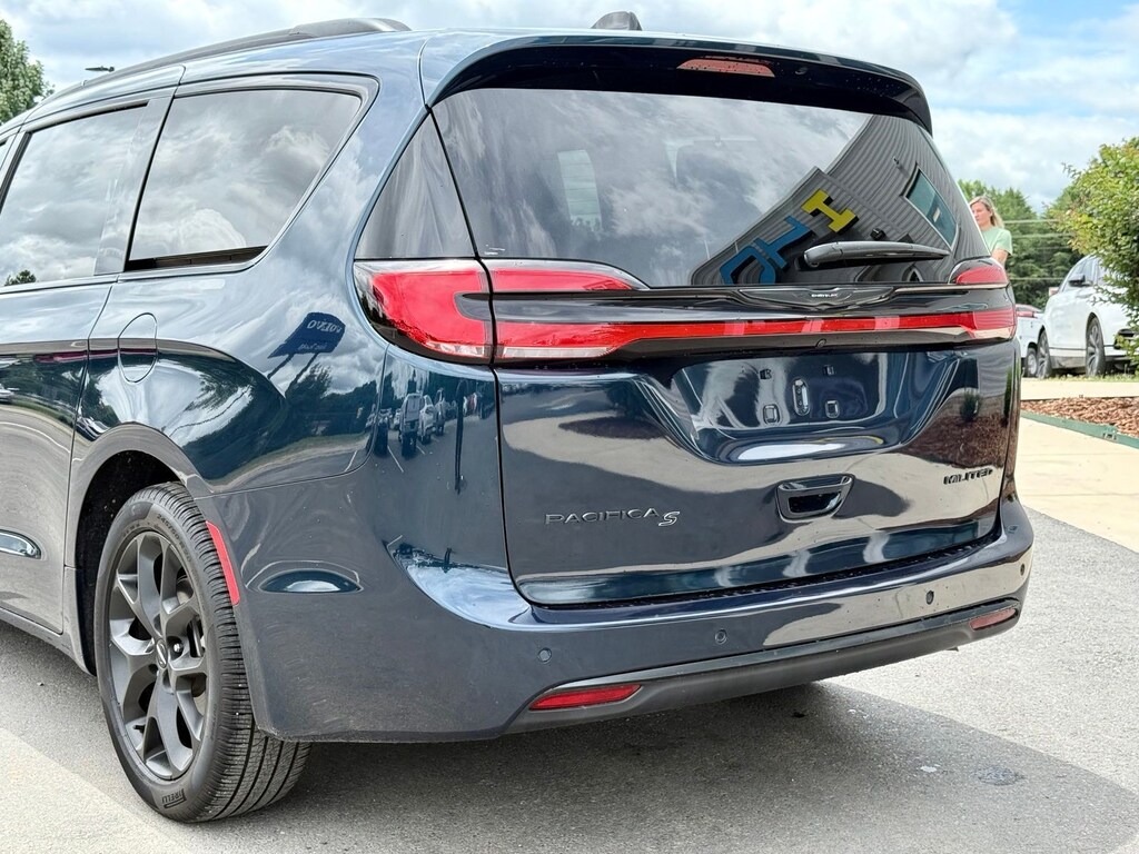 Used 2025 Chrysler Pacifica Limited Minivan/Van