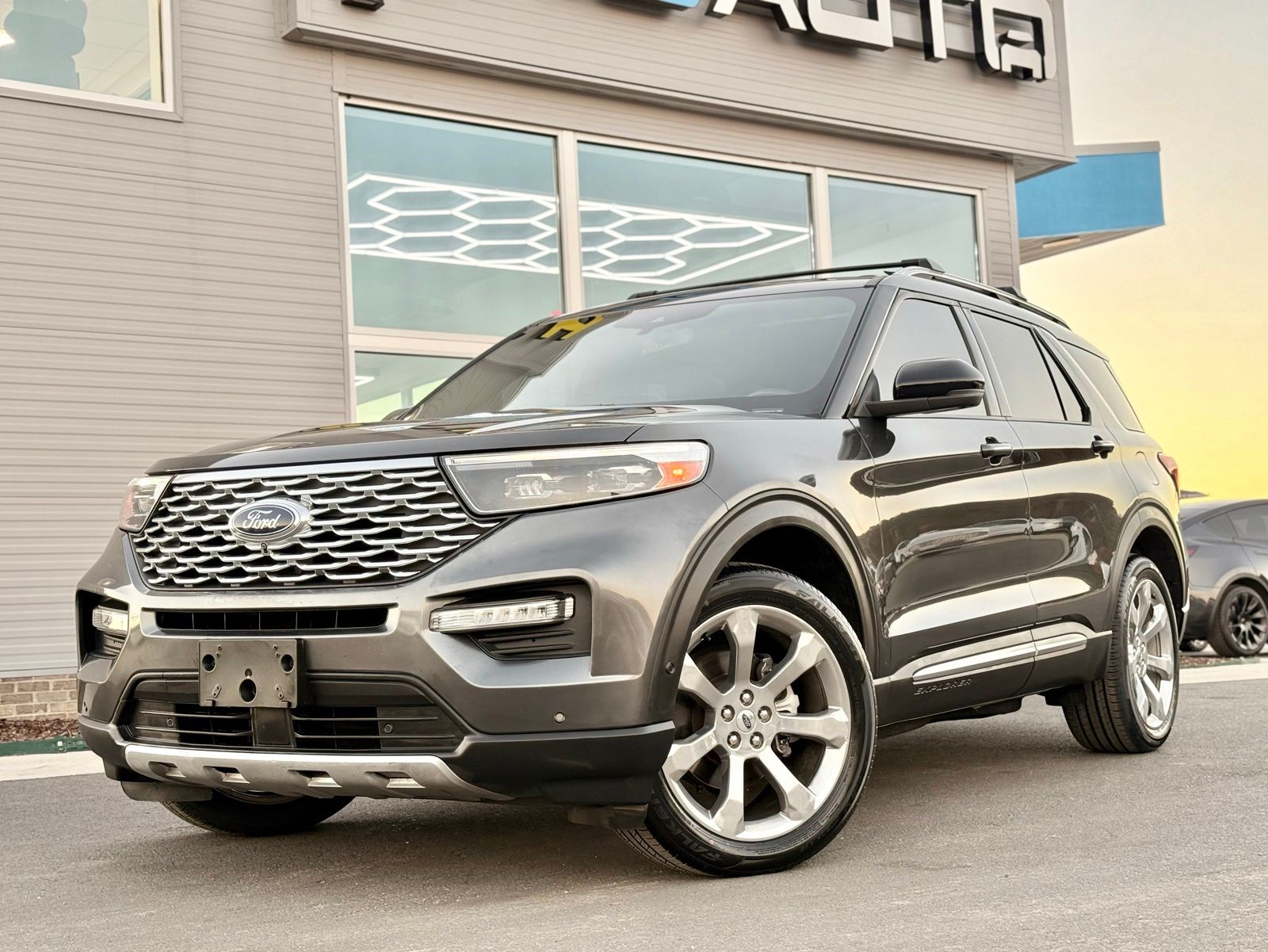 2020 Ford Explorer Platinum's photo