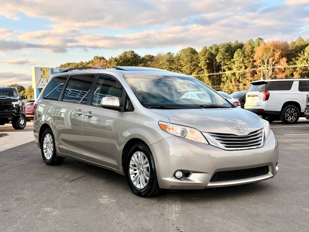 Used 2017 Toyota Sienna XLE Premium Minivan/Van