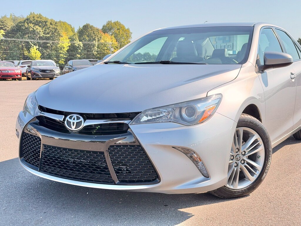 Used 2016 Toyota Camry SE Sedan