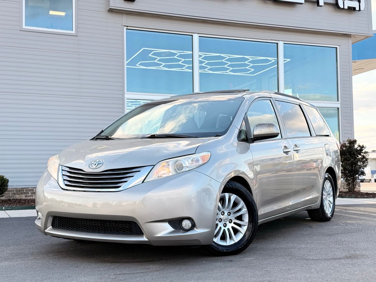 2017 Toyota Sienna XLE Premium's photo