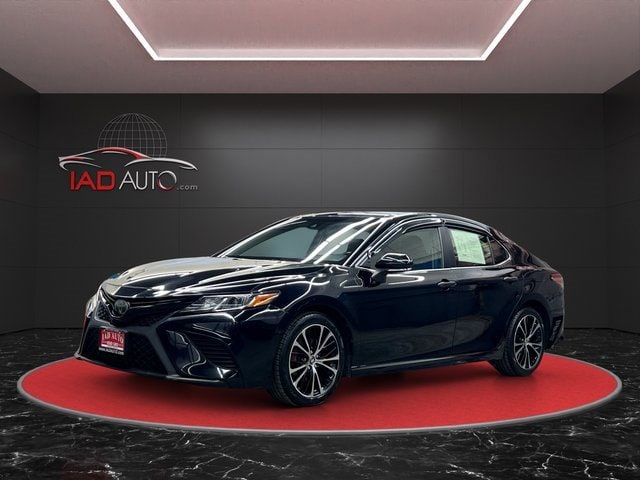 2018 Toyota Camry SE's photo