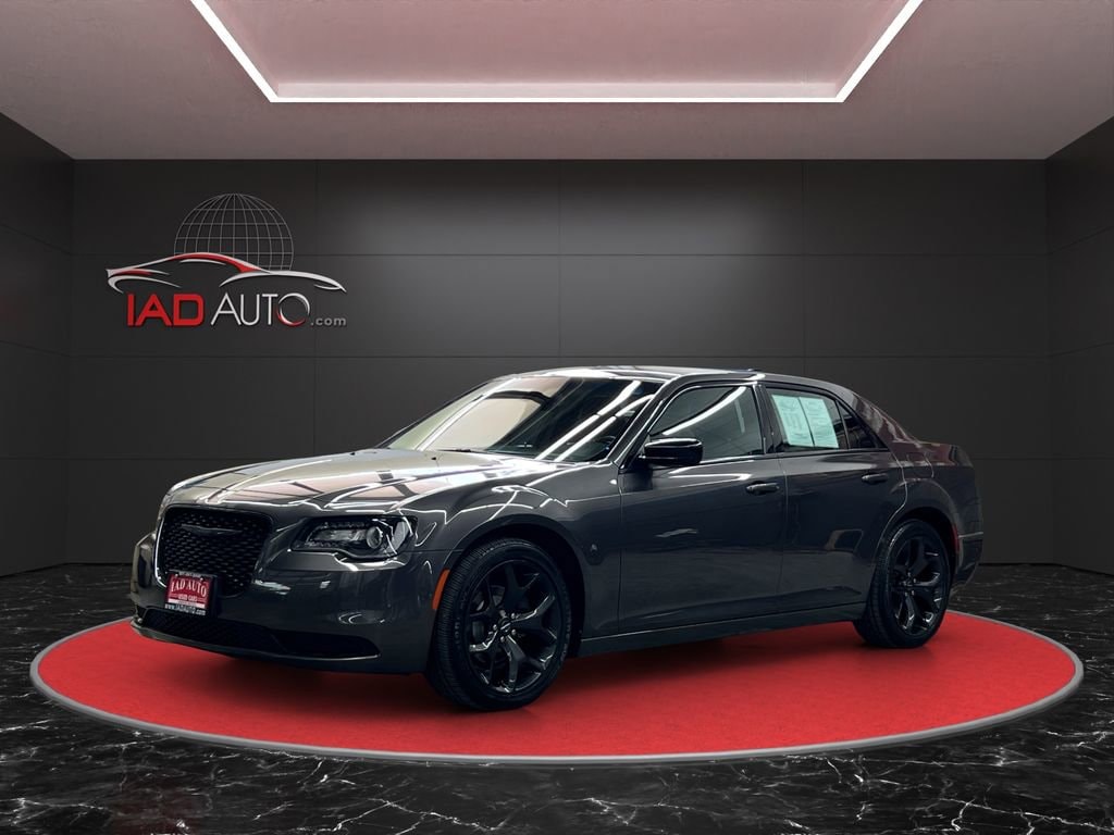 2021 Chrysler 300 Touring's photo