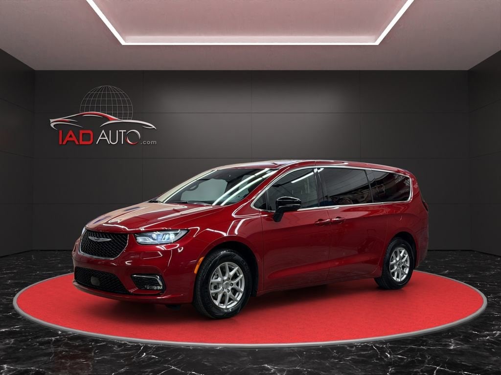 2025 Chrysler Pacifica Select's photo