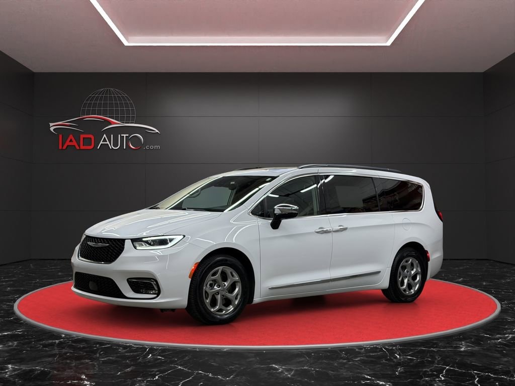 2023 Chrysler Pacifica Limited's photo