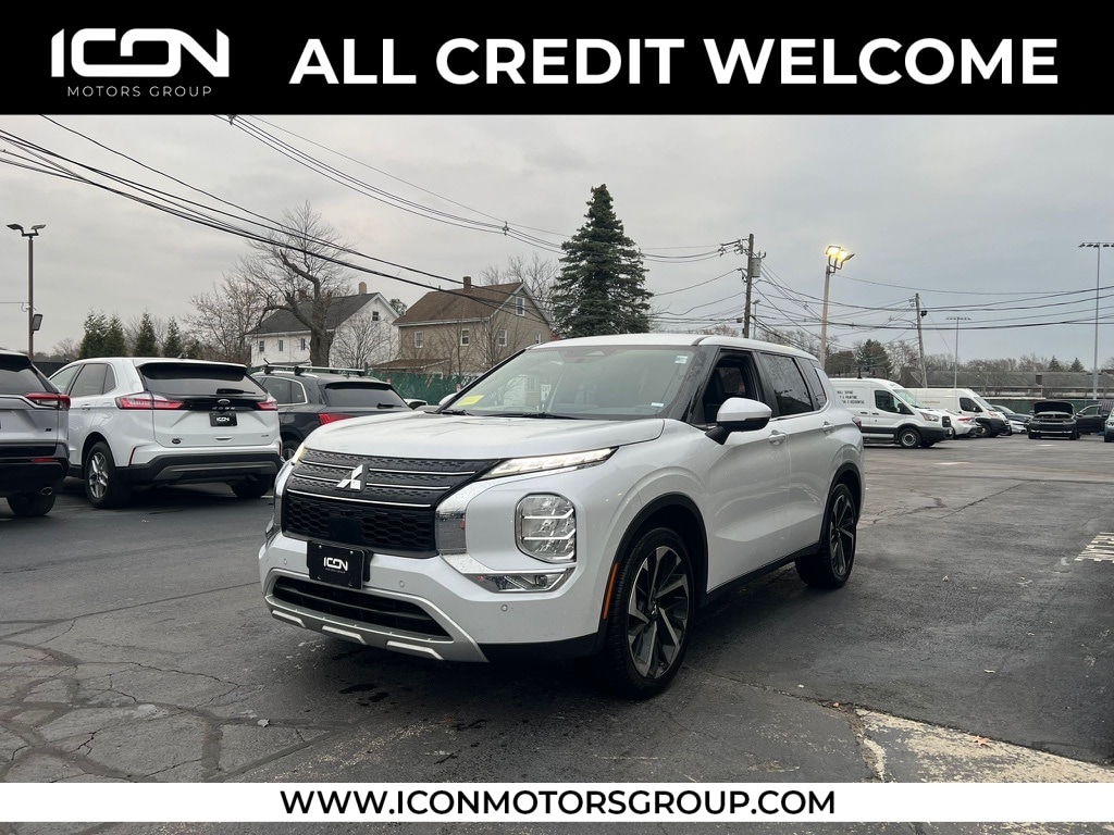 2023 Mitsubishi Outlander SE's photo