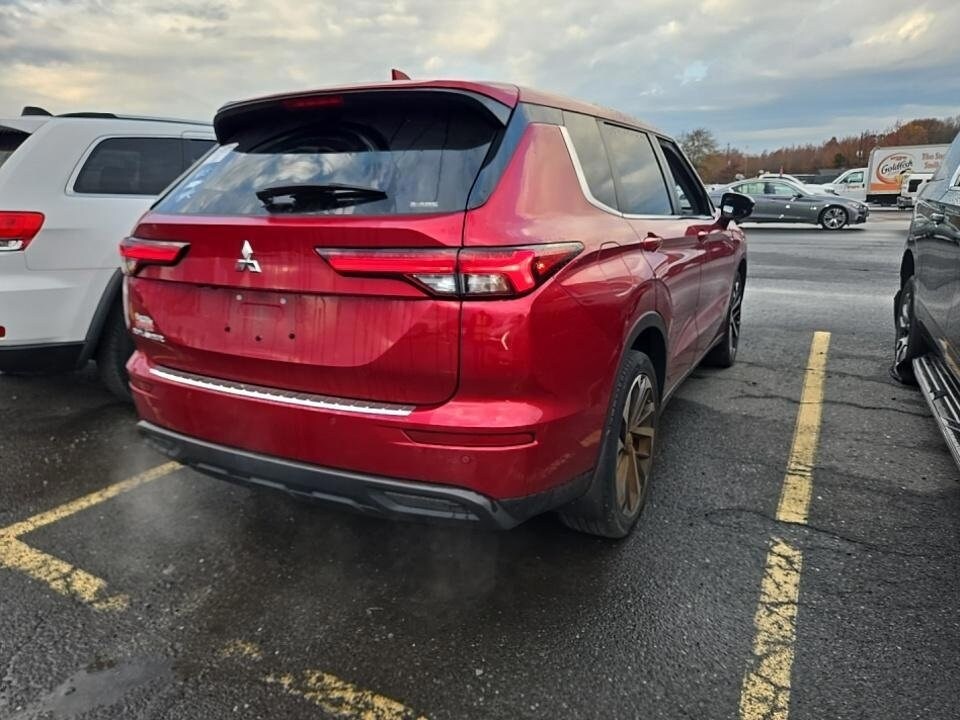 2022 Mitsubishi Outlander LE photo 2