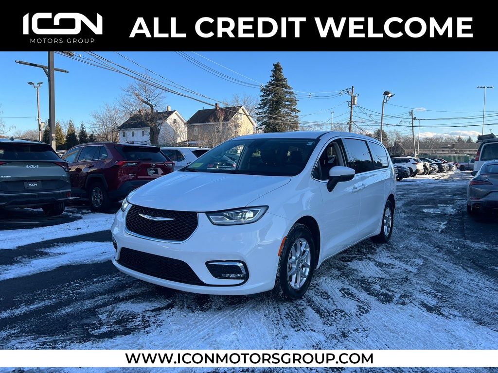 2023 Chrysler Pacifica Touring L's photo