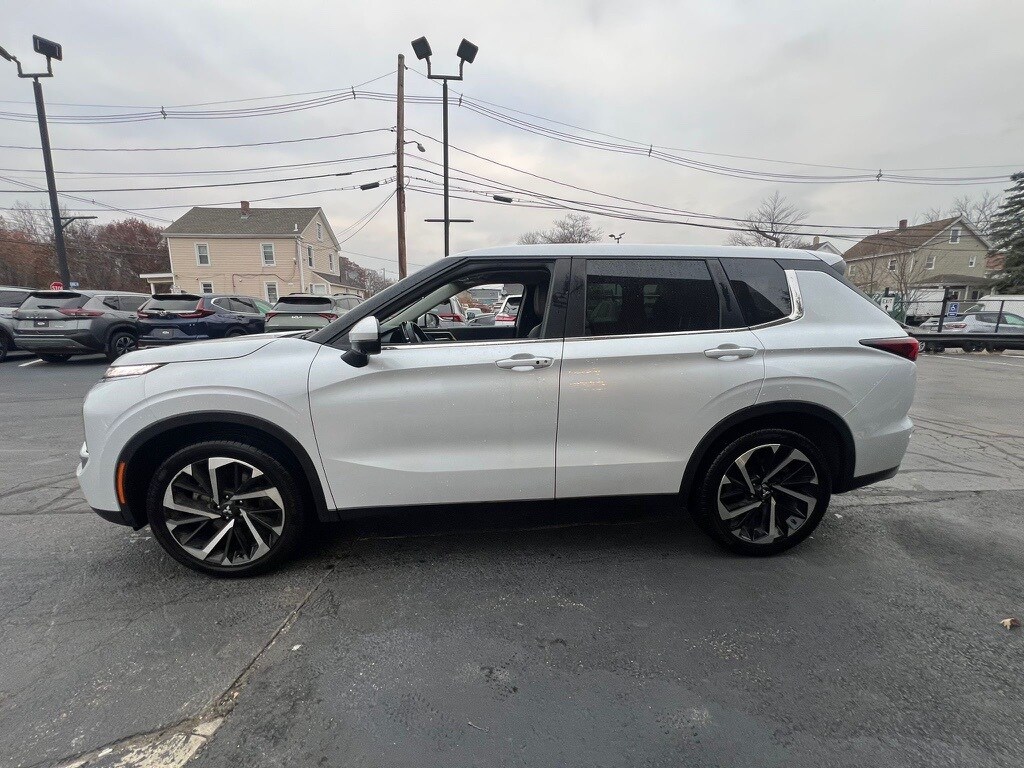 2023 Mitsubishi Outlander SE photo 4