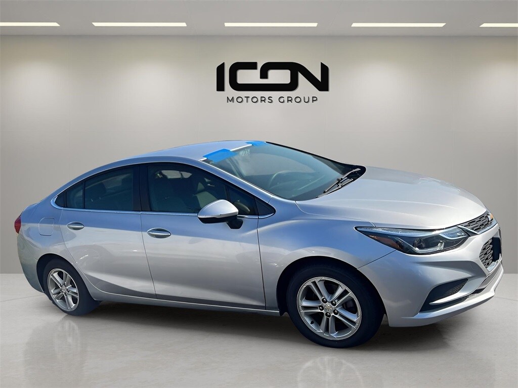 2017 Chevrolet Cruze LT photo 3