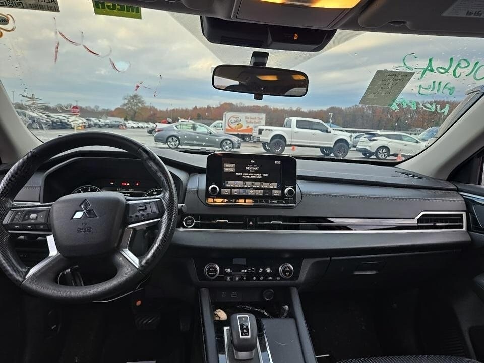 2022 Mitsubishi Outlander LE photo 3