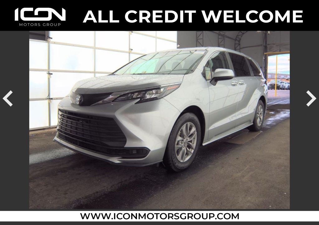 2024 Toyota Sienna LE's photo