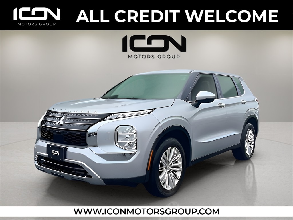 2022 Mitsubishi Outlander ES's photo