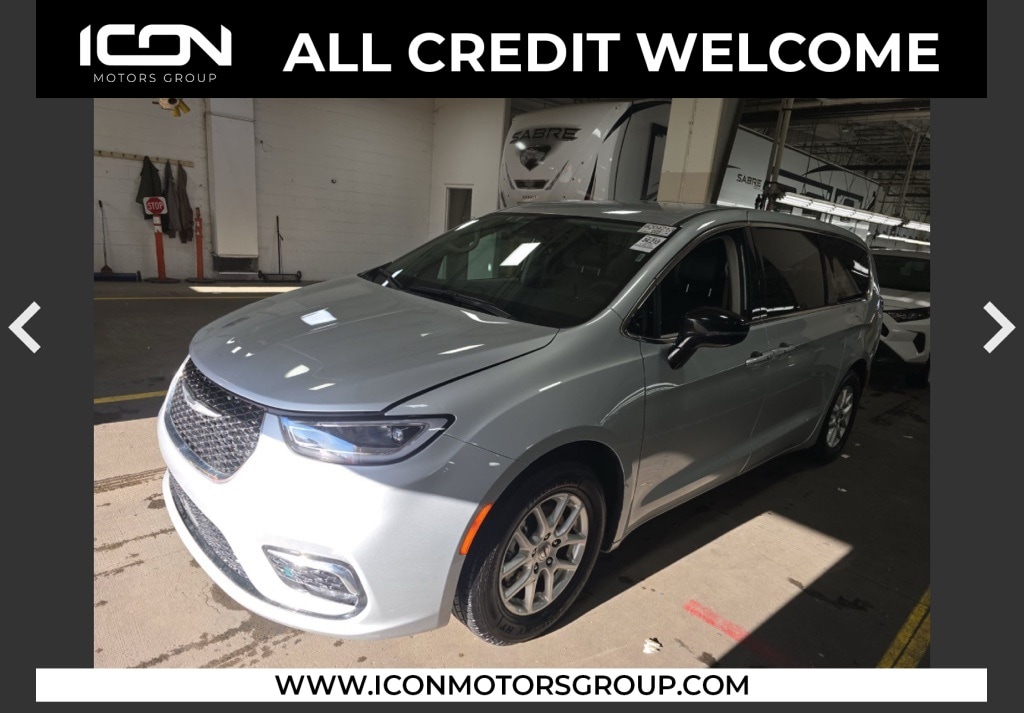 2024 Chrysler Pacifica Touring L's photo