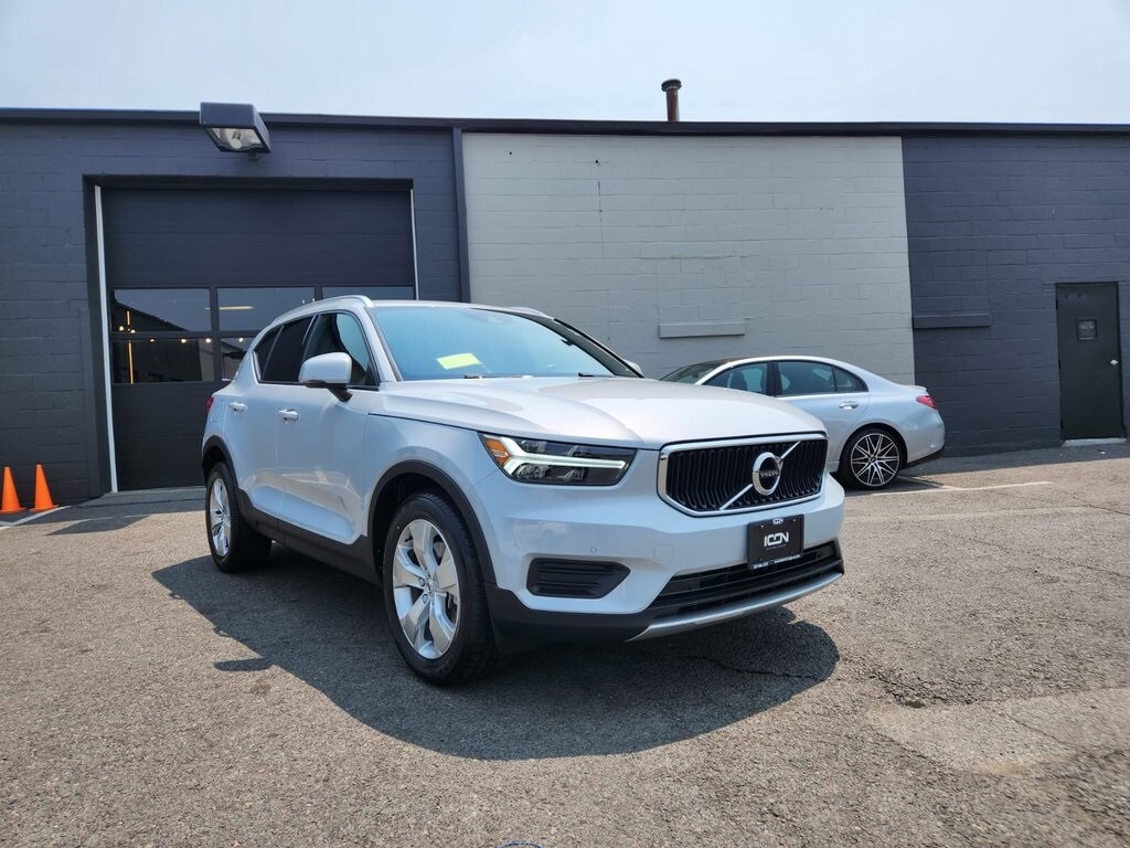 2020 Volvo XC40 Momentum photo 2