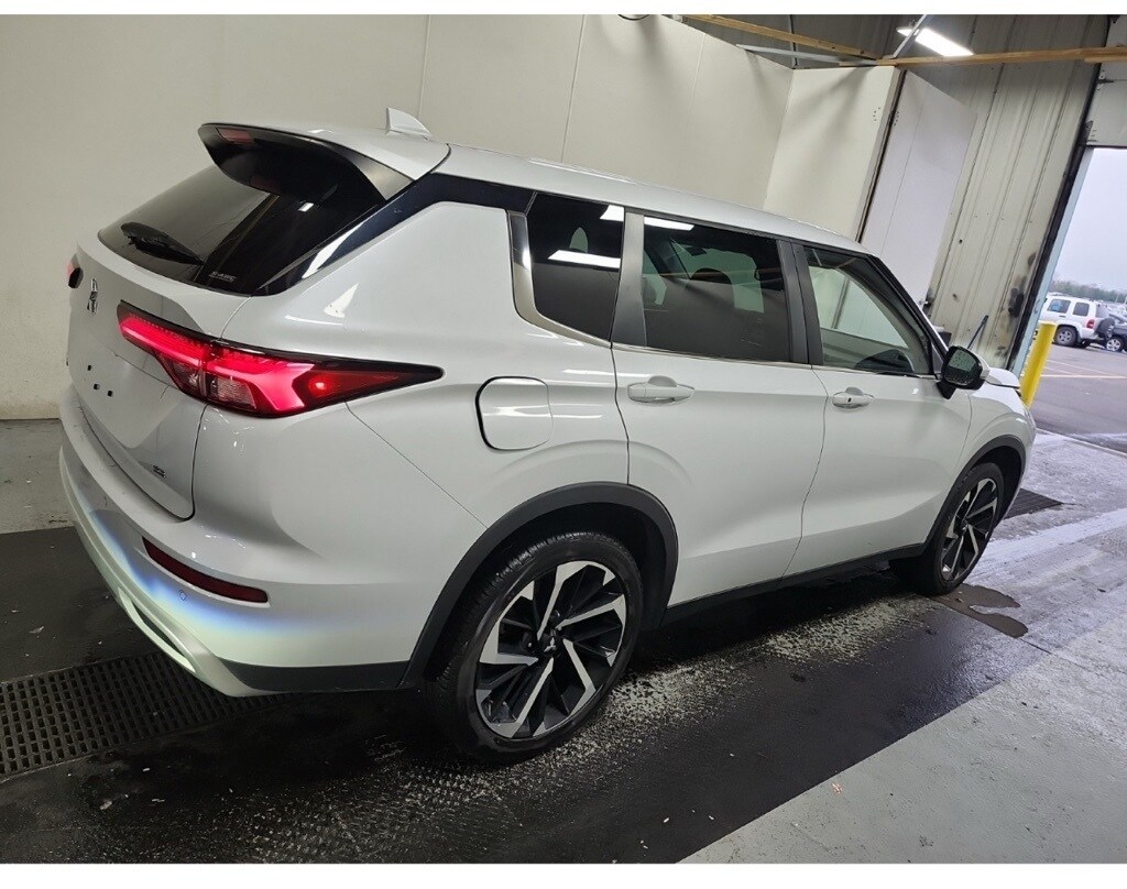 2023 Mitsubishi Outlander SE Black Edition Ralliart photo 2