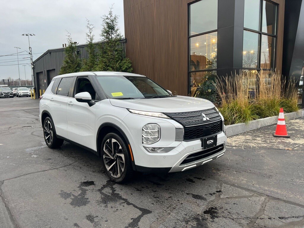 2023 Mitsubishi Outlander SE photo 3