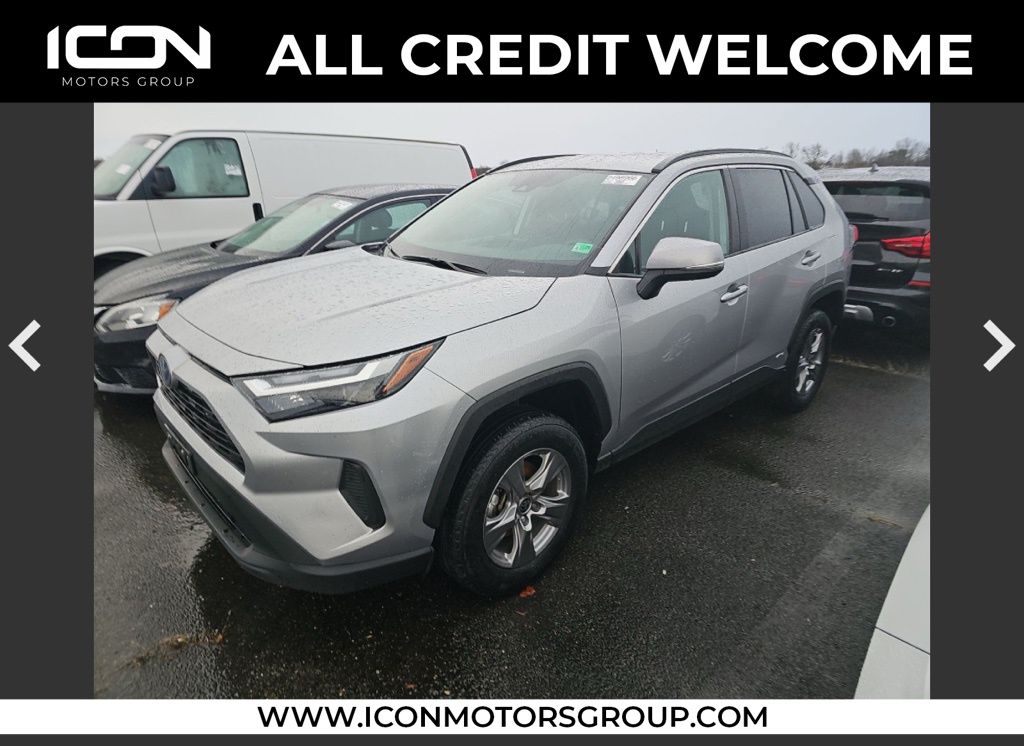 2024 Toyota RAV4 LE's photo