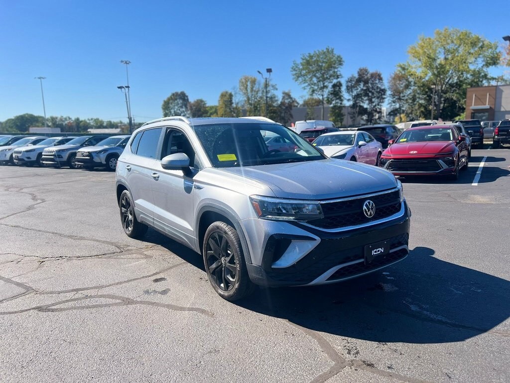 2022 Volkswagen Taos SE photo 2